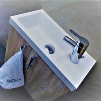 kleines Waschbecken mit Holzunterbau