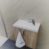 kleines Waschbecken mit Holzunterbau