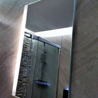 Spiegel mit indirekter Beleuchtung