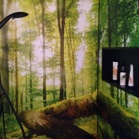 Bedruckte Wand mit Wald in der Dusche